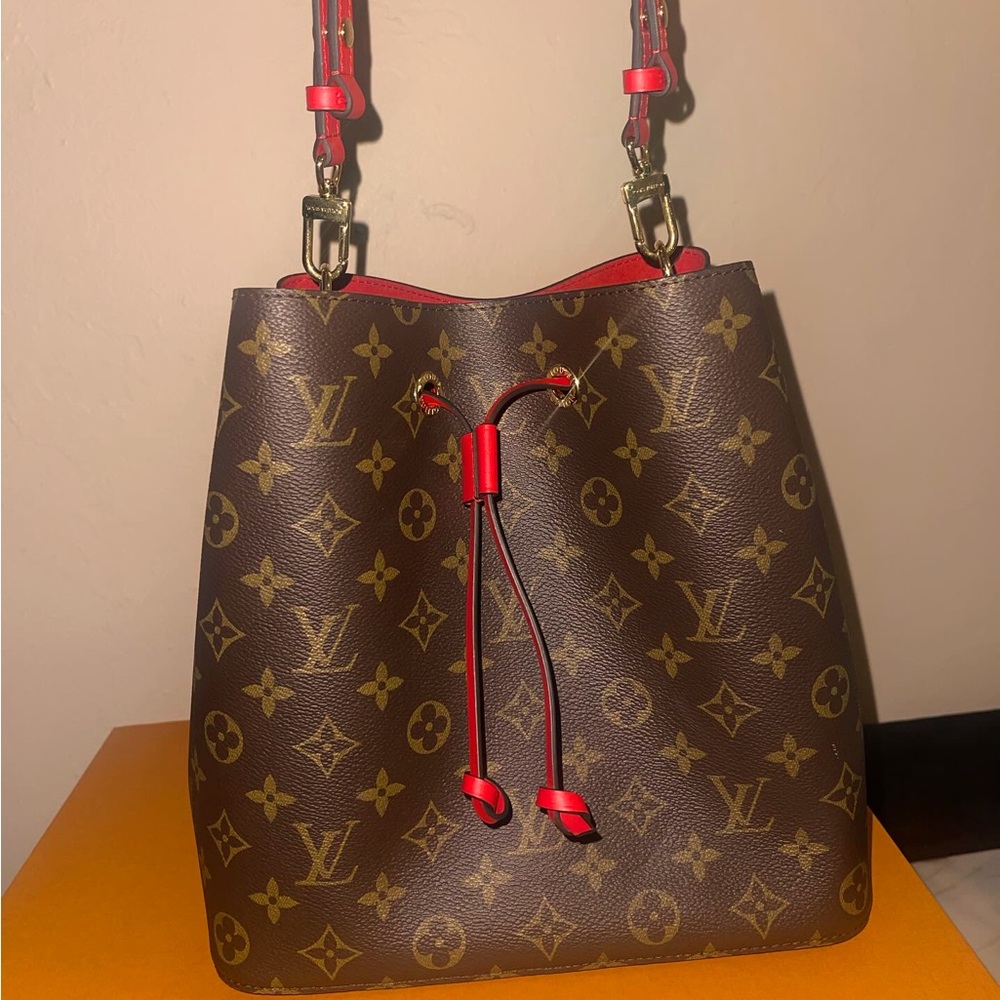 Louis Vuitton NeoNoe Bucket Bag. Monogram pattern with red.
